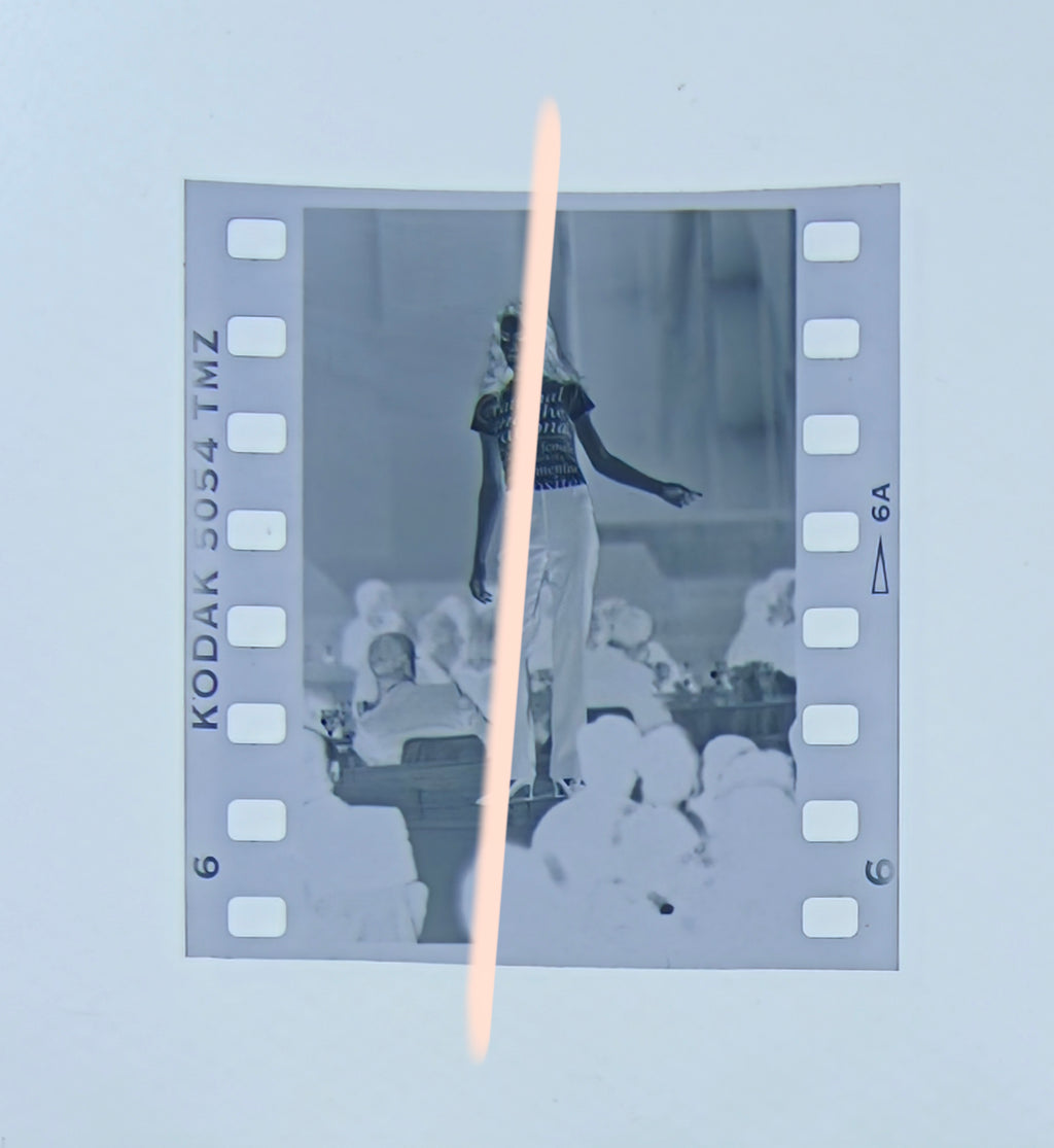Negativo fotográfico original modelo con camiseta tipográfica sobre la pasarela Premios Nova Valencia 1997 35mm film Rare