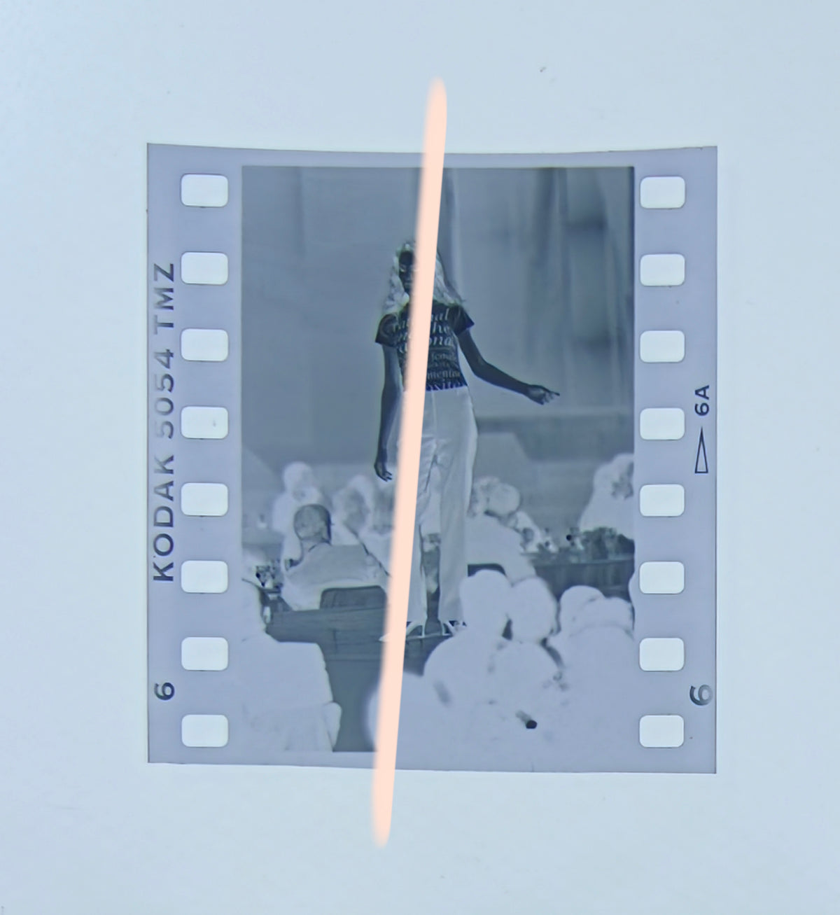 Negativo fotográfico original modelo con camiseta tipográfica sobre la pasarela Premios Nova Valencia 1997 35mm film Rare