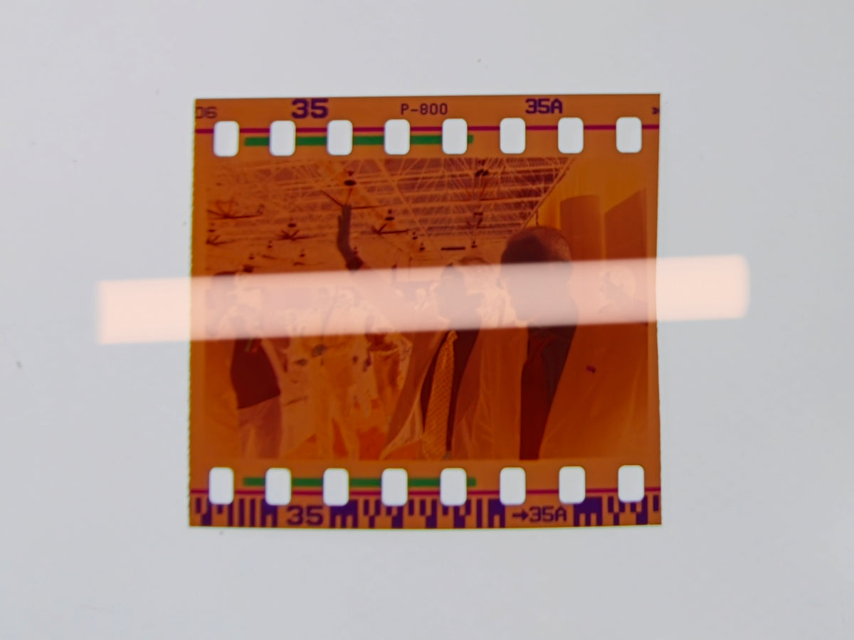 Originales Fotonegativ von José María Aznar beim Begrüßen der Teilnehmer auf der Feria Valencia 2002 35mm-Film Selten