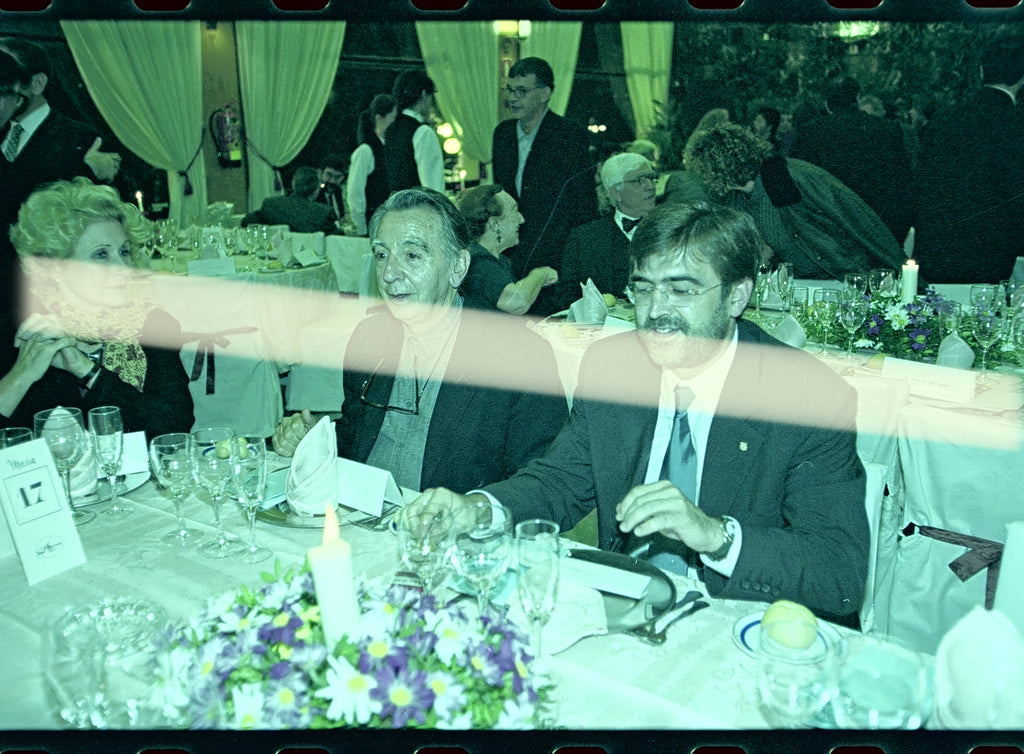 Negativo fotográfico original escultor Andreu Alfaro conversando entre los asistentes durante la cena de los Premis Octubre Valencia 1999 35mm film Rare