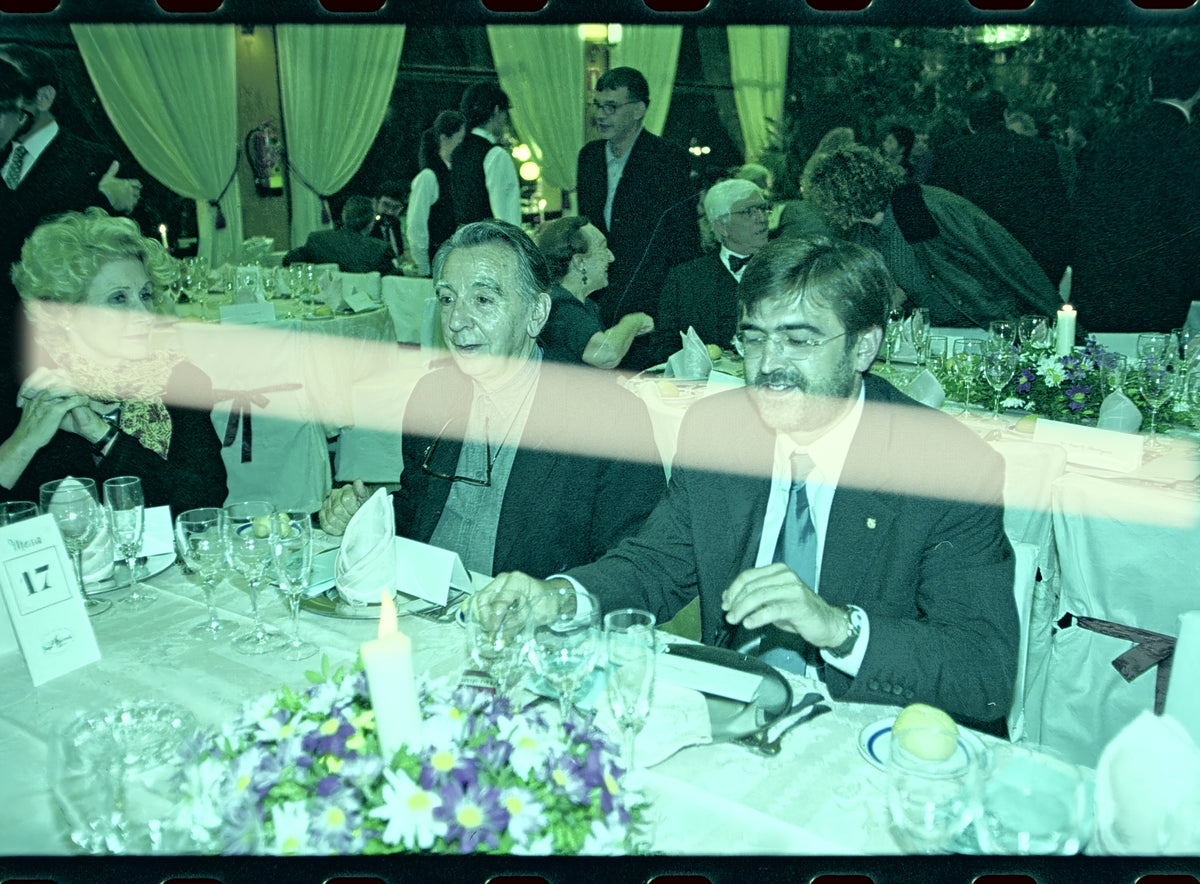 Negativo fotográfico original escultor Andreu Alfaro conversando entre los asistentes durante la cena de los Premis Octubre Valencia 1999 35mm film Rare