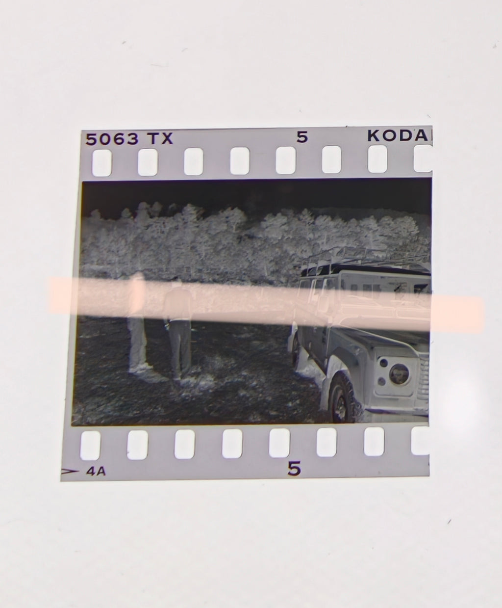 Negativo fotográfico original dos hombres junto a todoterreno ante bosque con humo incendios Los Serranos Valencia 1994 35mm film Rare