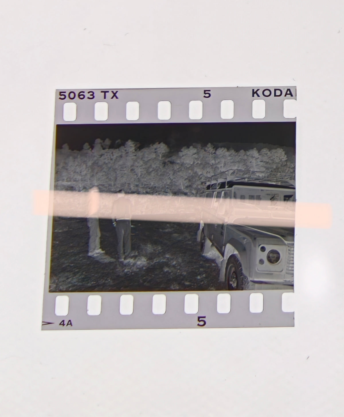 Negativo fotográfico original dos hombres junto a todoterreno ante bosque con humo incendios Los Serranos Valencia 1994 35mm film Rare