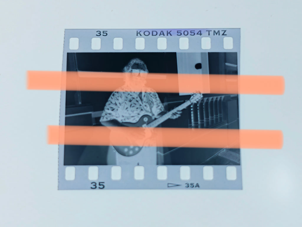 Originalfotonegativ Bob Margolin, Bluesgitarrist, spielt seine E-Gitarre Valencia 1996 35mm Film Selten