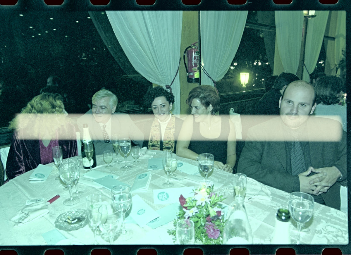 Negativo fotográfico original Carmen Alborch y Pilar Rahola compartiendo mesa en la cena de los Premis Octubre Valencia 1999 35mm film Rare