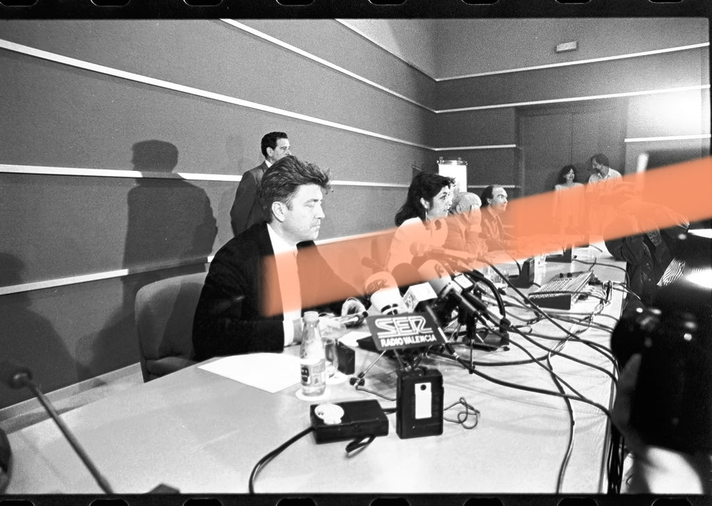 Original-Fotonegativ: Filmregisseur David Lynch vor Mikrofonen mit Clementina Ródenas, Valencia 1992, 35mm Film, Selten