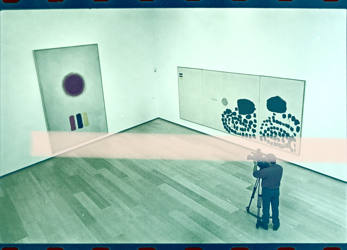 Negativo fotográfico original pintor Adolph Gottlieb operador de televisión filmando retrospectiva IVAM Valencia 2001 35mm film Rare