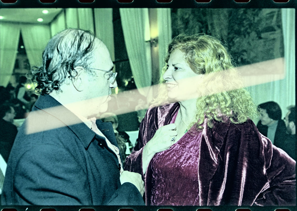 Original-Fotonegativ des Komponisten und Pianisten Carles Santos im Gespräch mit Carmen Alborch, Premis Octubre Valencia 1999, 35-mm-Film, selten.