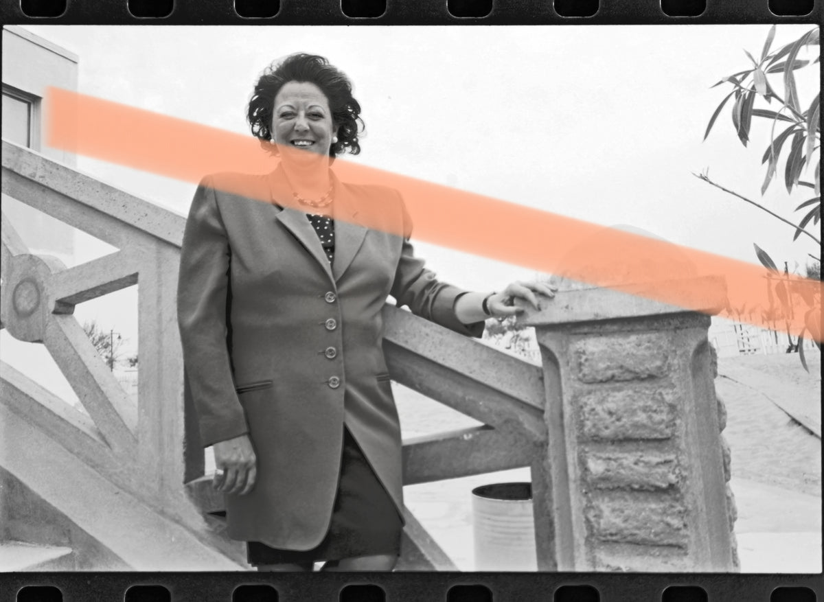 Original-Fotonegativ Rita Barberá an Balustrade gelehnt Valencia 1995 35mm Film Selten