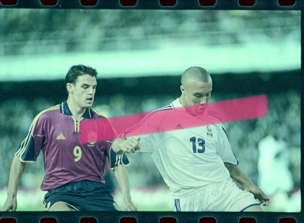 Original-Fotonegativ Fernando Morientes und Mikaël Silvestre Nationalmannschaften Spanien Frankreich Fußball Mestalla 2001 35mm Film Selten