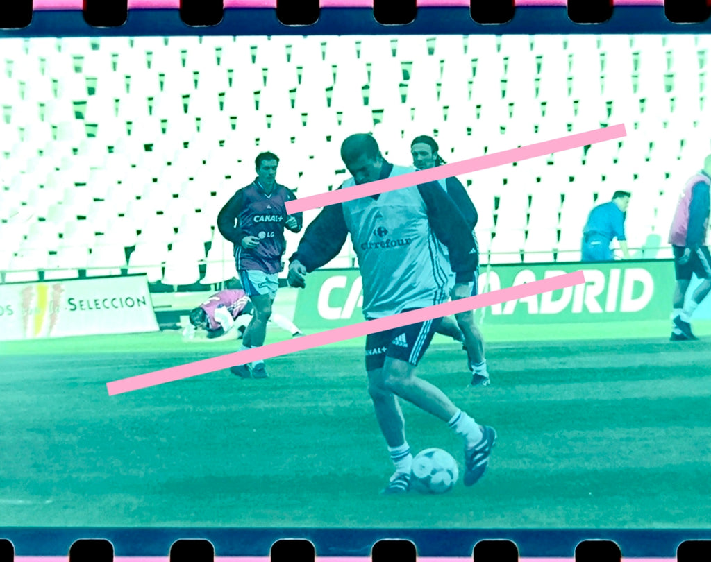 Negativo fotográfico original Zinedine Zidane Futbolista francés concentración con la selección francesa Futbol 35mm film Rare
