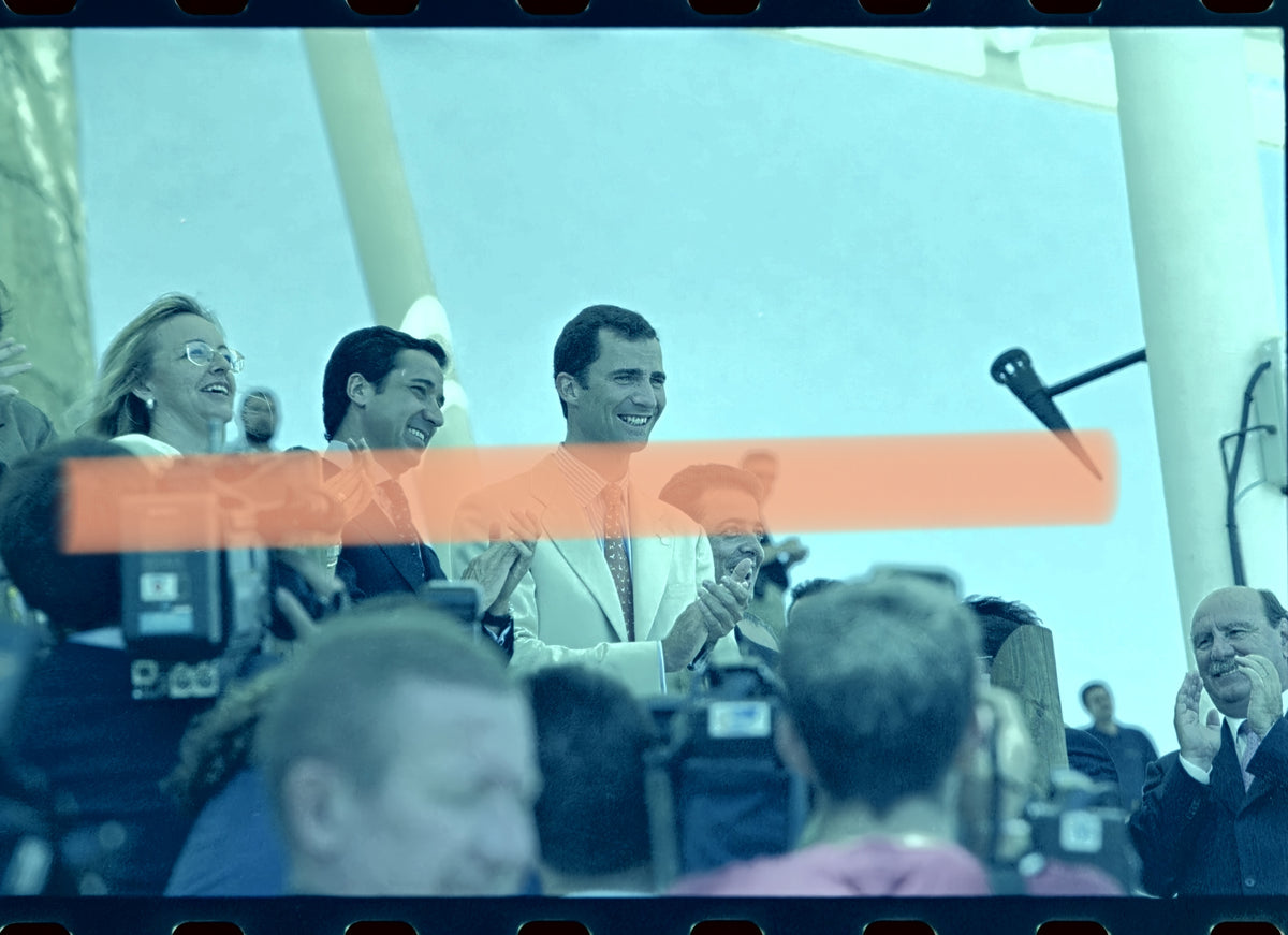 Original-Fotonegativ Prinz Felipe und Eduardo Zaplana applaudieren während der Eröffnungsfeier von Terra Mítica Benidorm 2000 35mm Selten