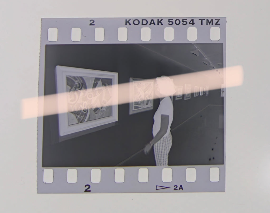 Negativo fotográfico original visitante ante obras El Ultraísmo y las artes plásticas IVAM Valencia 1996 35mm film Rare