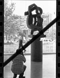 Negativo fotográfico original fotógrafo ante escultura de Joaquín Torres-García exposición IVAM Valencia 1997 35mm film Rare