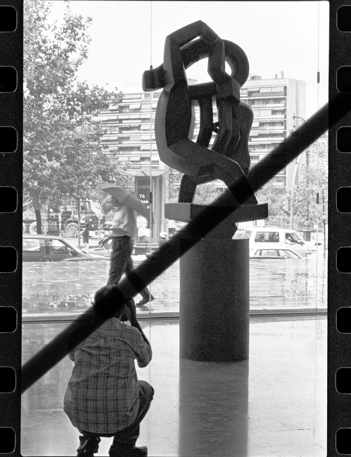 Negativo fotográfico original fotógrafo ante escultura de Joaquín Torres-García exposición IVAM Valencia 1997 35mm film Rare
