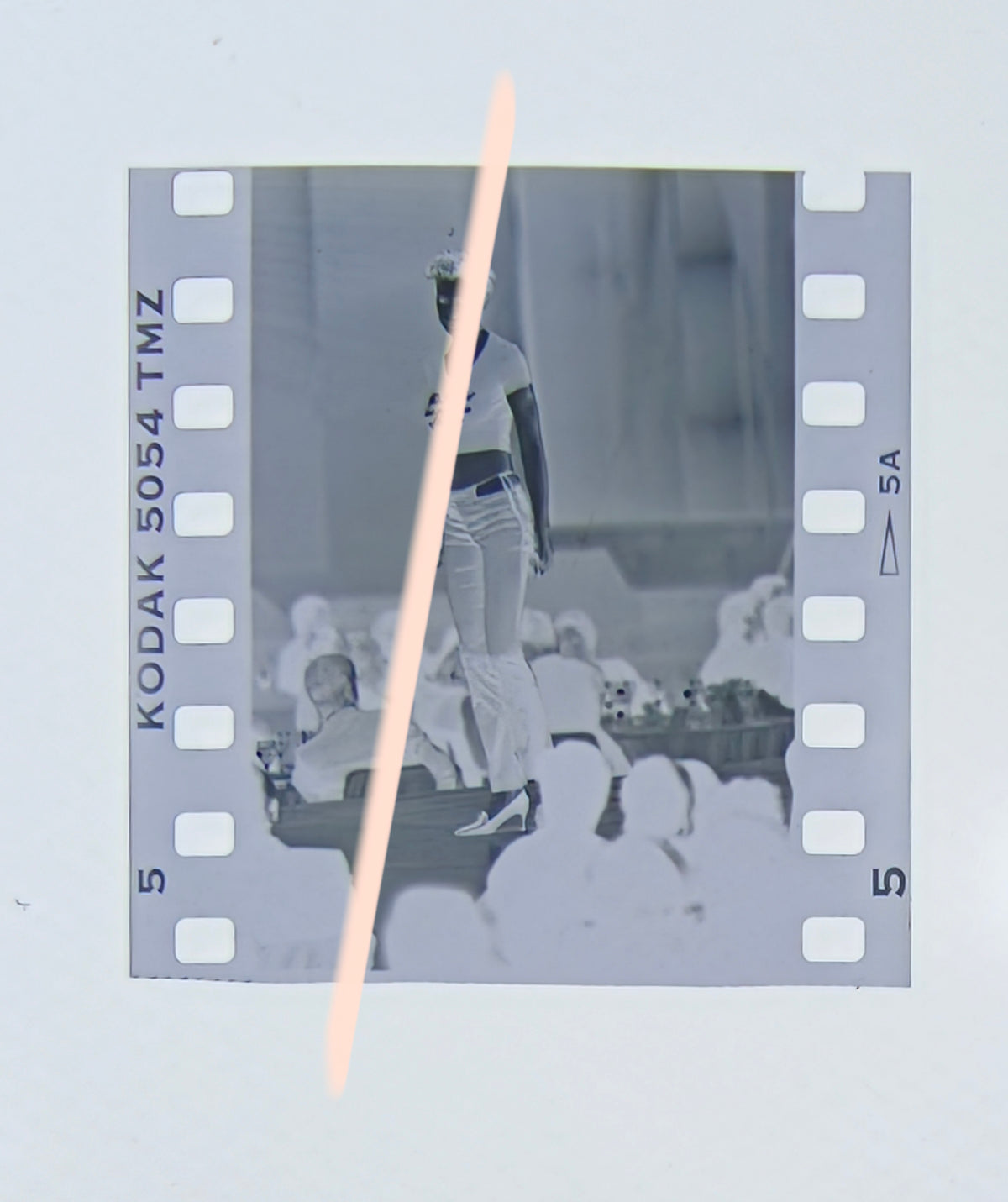 Originales Fotonegativ eines Models im bauchfreien T-Shirt mit kursiver Aufschrift „Premios Nova Valencia 1997“, 35mm-Film, selten.