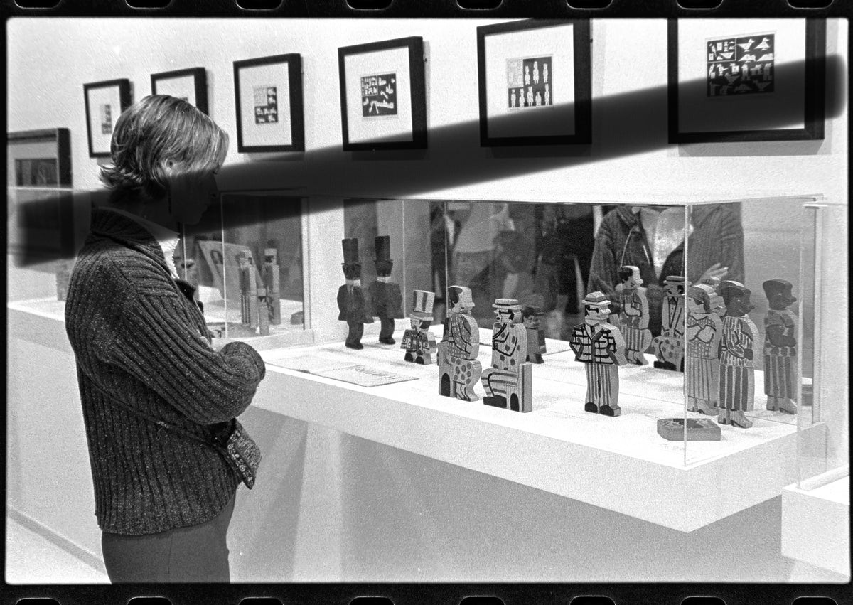 Negativo fotográfico original figuras de madera de Joaquín Torres-García contempladas por visitante exposición Aladdin Toys IVAM Valencia 1997 35mm film Rare