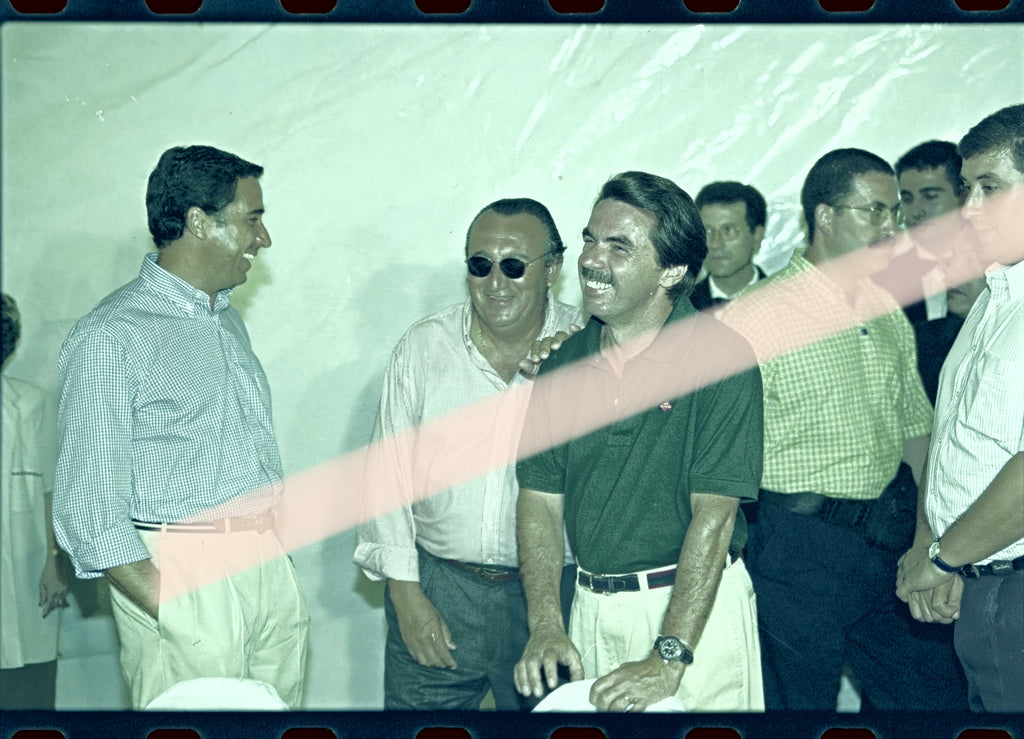 Negativo fotográfico original José María Aznar presidente del Gobierno sonriente con Carlos Fabra y Eduardo Zaplana cena de l’Alcora Castellón 1999 35mm film Rare