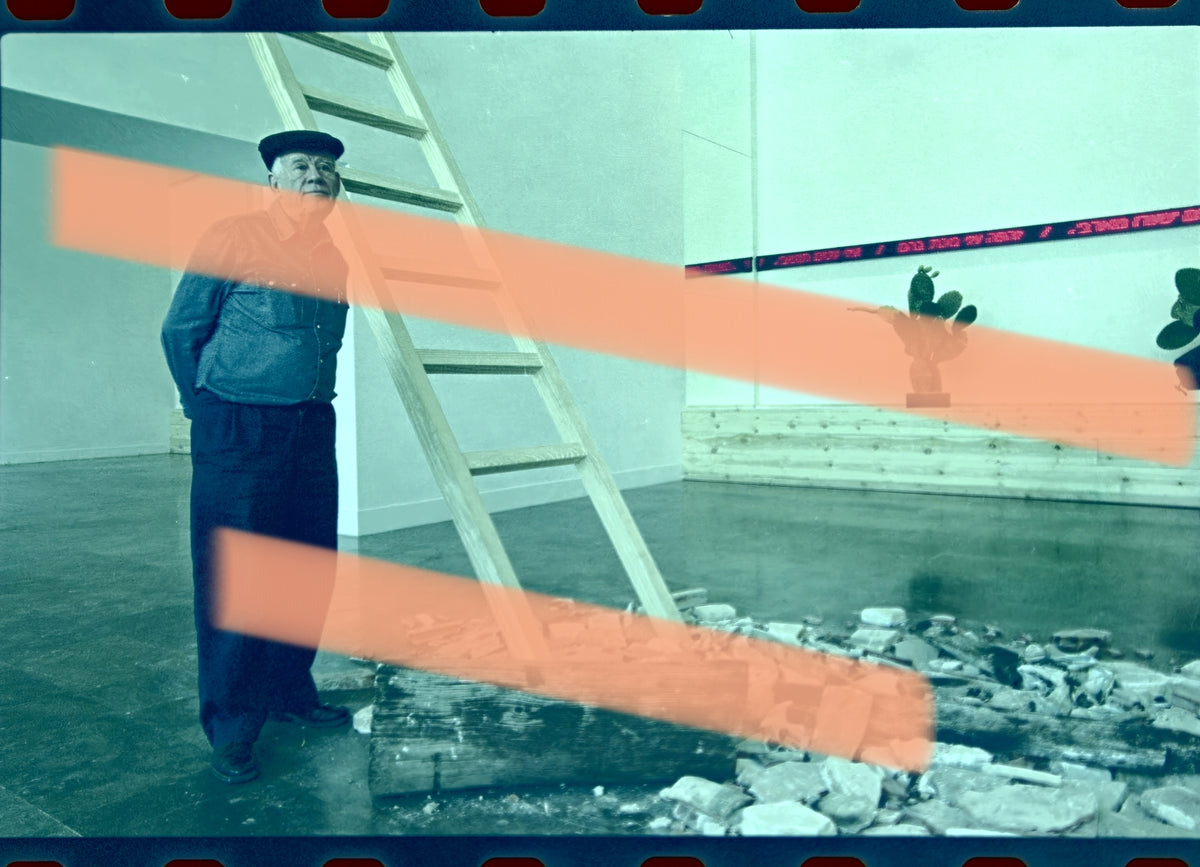 Original-Fotoabzug Dani Karavan, Bildhauer, an der Treppe der Installation „Walls“, IVAM Valencia 2002, 35mm-Film, selten