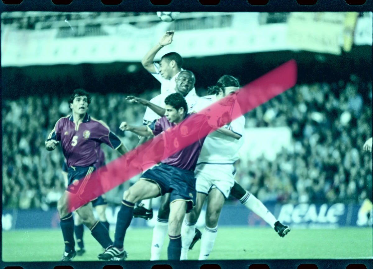 Originales Foto negativ Miguel Ángel Nadal und Fernando Hierro, spanische Fußballnationalmannschaft, Luftduell gegen Frankreich, Mest2001, 35mm Film, Selten