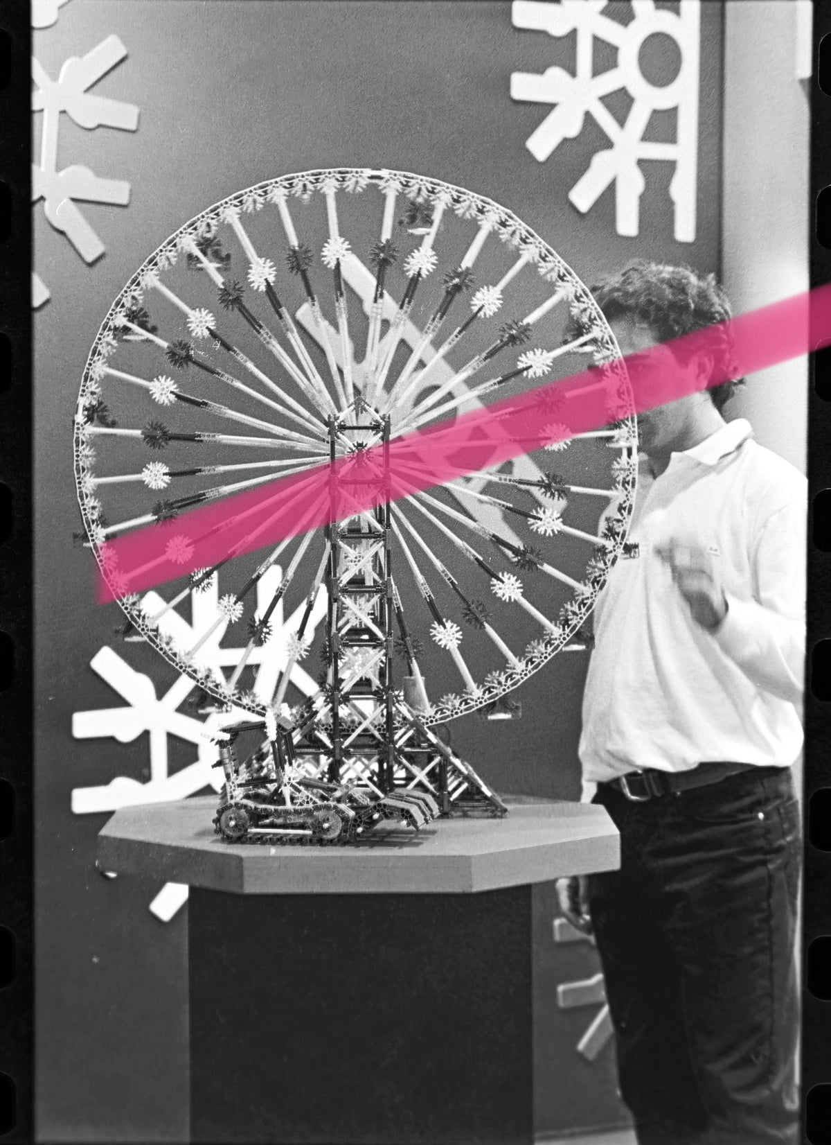 Originales Negativfoto eines großen Riesenrads aus K'NEX-Teilen auf der Internationalen Spielwarenmesse Valencia 1996, 35-mm-Film, selten
