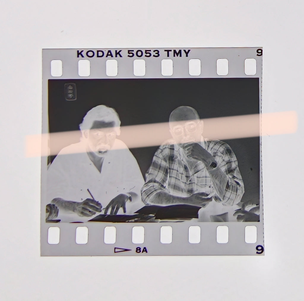Original-Negativ der Schriftsteller Joan Manuel Tresserras und Enric Marín bei der Arbeit zwischen Unterlagen, Premis Octubre Valencia 1994, 35-mm-Film, selten