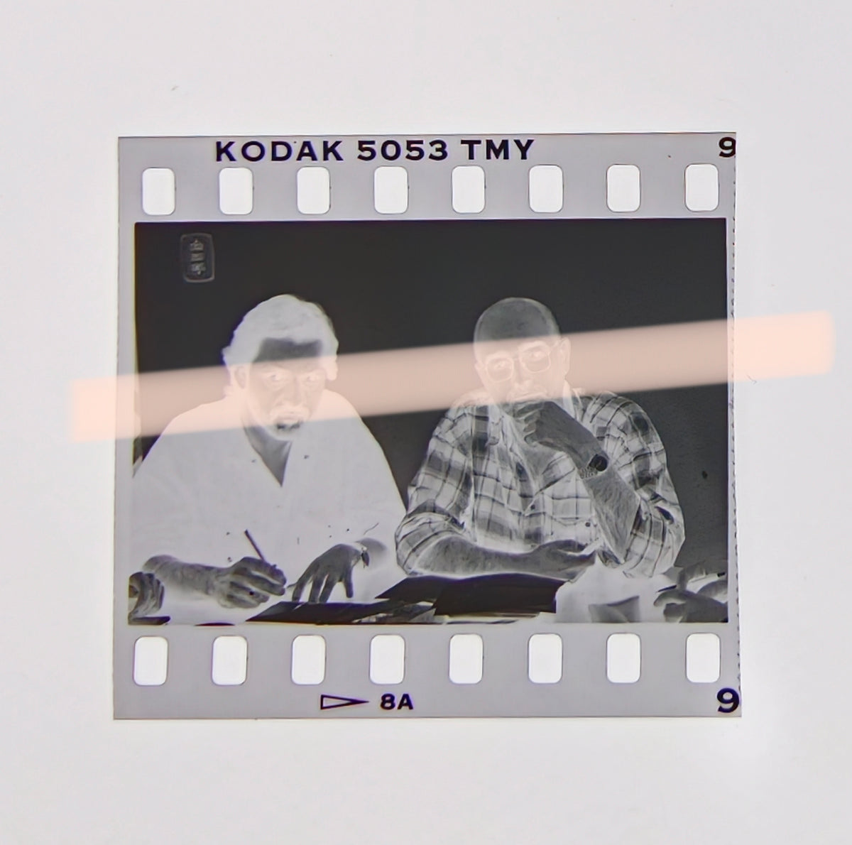 Original-Negativ der Schriftsteller Joan Manuel Tresserras und Enric Marín bei der Arbeit zwischen Unterlagen, Premis Octubre Valencia 1994, 35-mm-Film, selten
