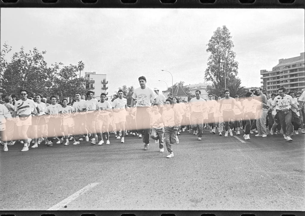 Originales Negativ eines Sportfotos vom Start des Volkslaufs „Carrera contra la Droga“ in Valencia 1992, 35-mm-Film, selten