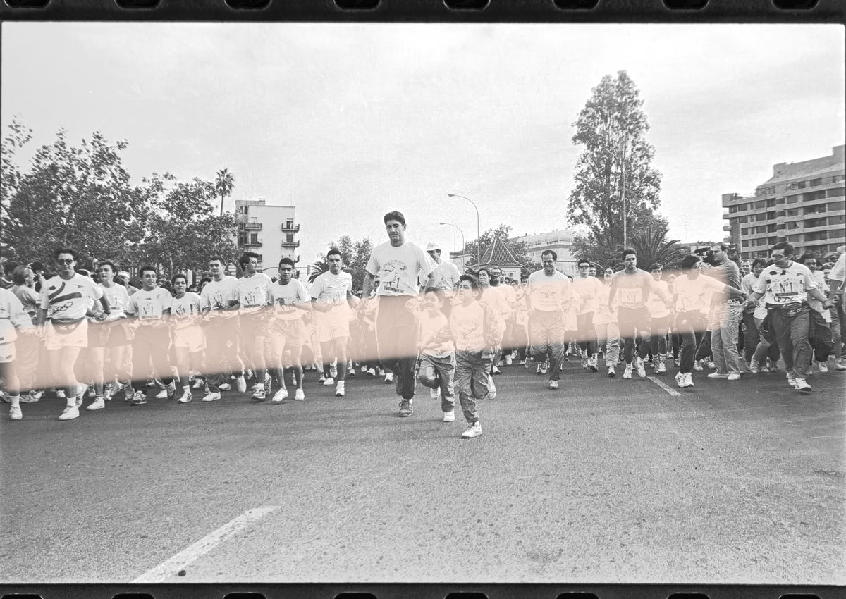 Originales Negativ eines Sportfotos vom Start des Volkslaufs „Carrera contra la Droga“ in Valencia 1992, 35-mm-Film, selten