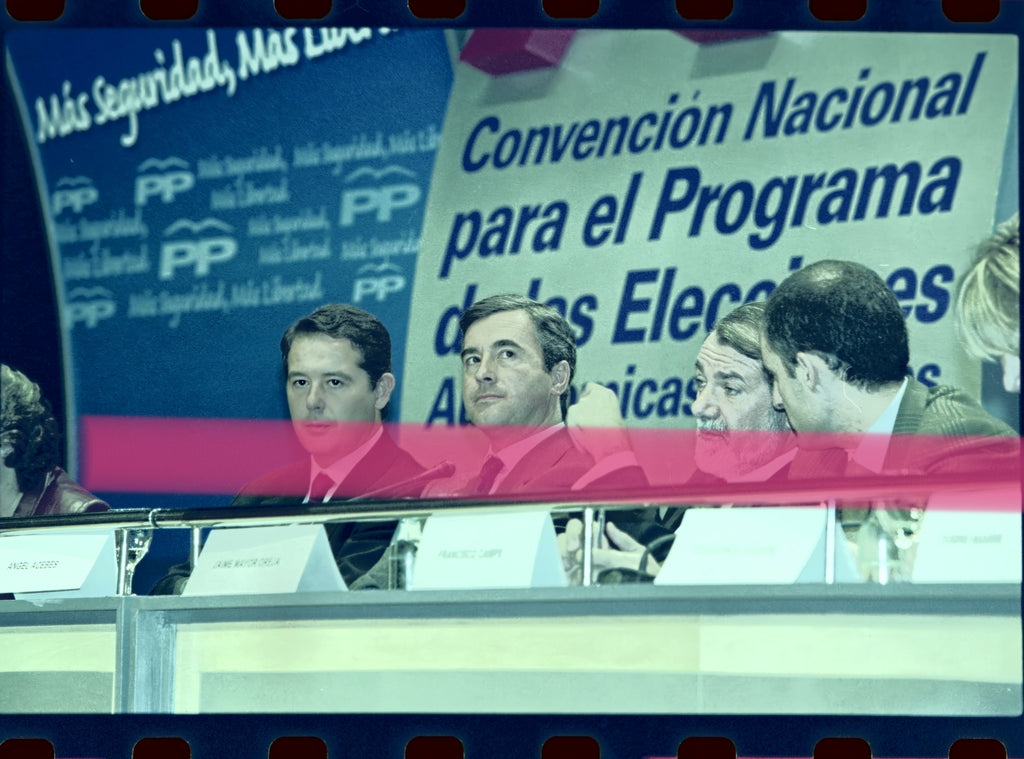 Negativo fotográfico original Jaime Mayor Oreja Ángel Acebes y otros dirigentes PP Convención Nacional Valencia 2002 35mm film Rare