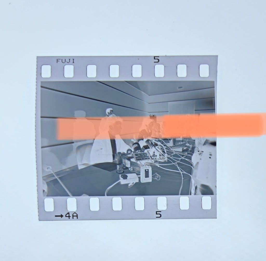 Original-Fotonegativ: Filmregisseur David Lynch vor Mikrofonen mit Clementina Ródenas, Valencia 1992, 35mm Film, Selten