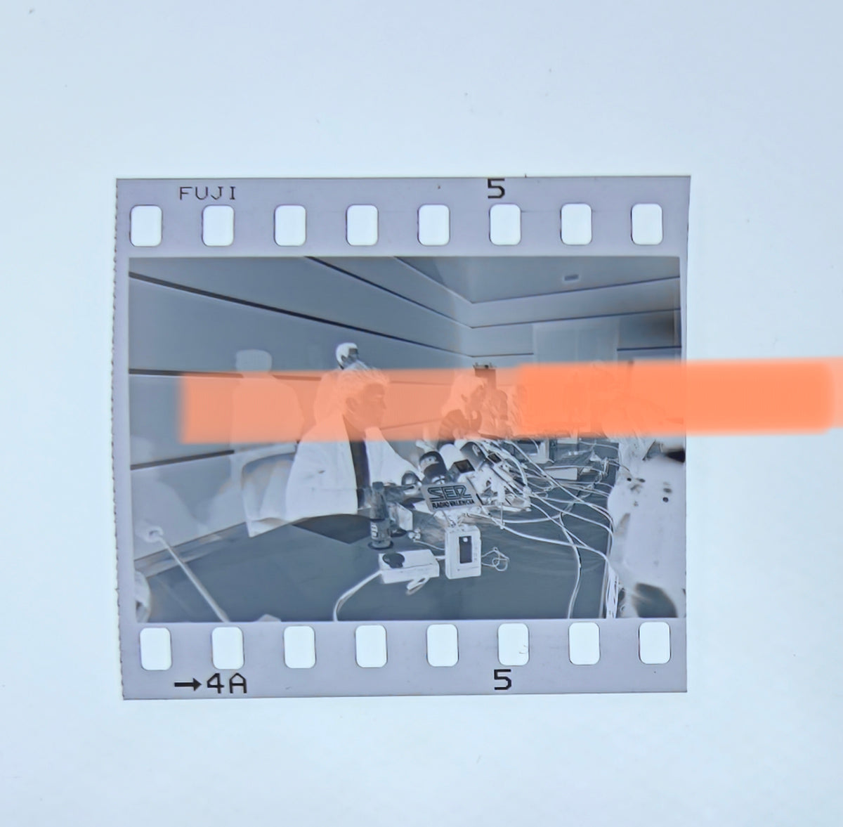 Original-Fotonegativ: Filmregisseur David Lynch vor Mikrofonen mit Clementina Ródenas, Valencia 1992, 35mm Film, Selten