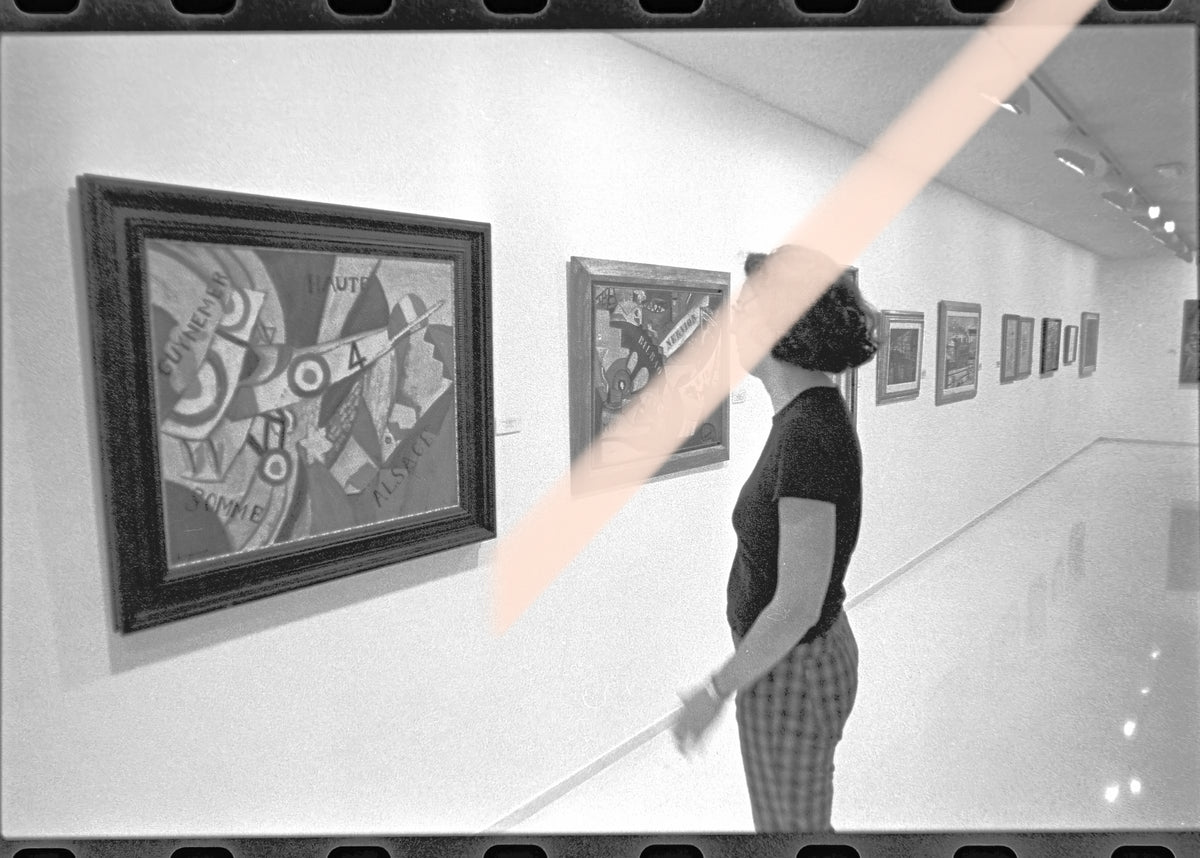 Negativo fotográfico original visitante ante obras El Ultraísmo y las artes plásticas IVAM Valencia 1996 35mm film Rare