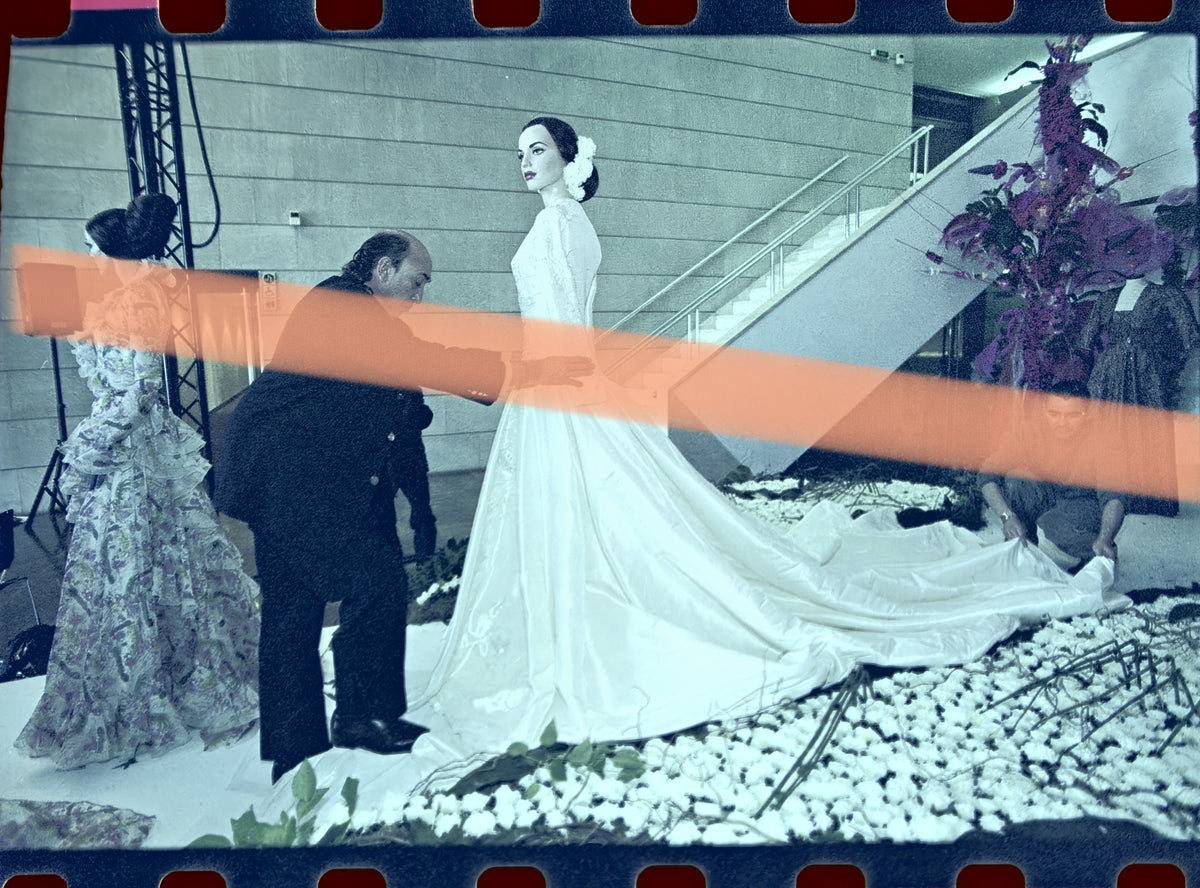 Original-Foto-Negativ Francis Montesinos beim Anpassen eines Kleides in der Ausstellung IVAM Valencia 2002 35mm Film Selten