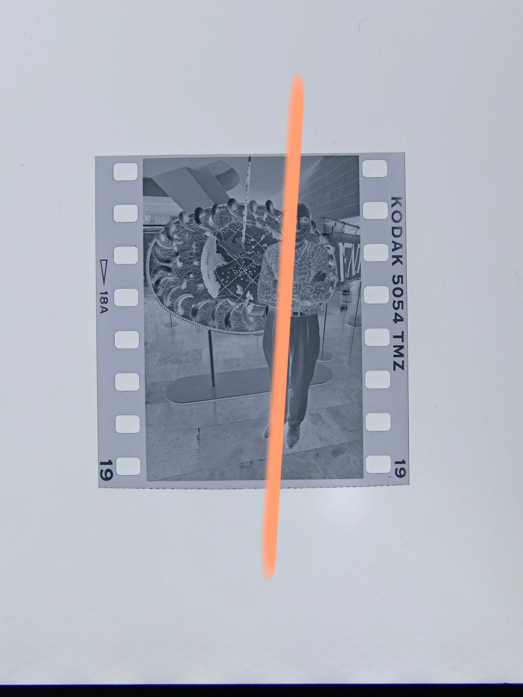 Original-Fotonegativ Antoni Miralda, Ganzkörper, neben IVAM Valencia Installation 1996, 35mm Film, Selten