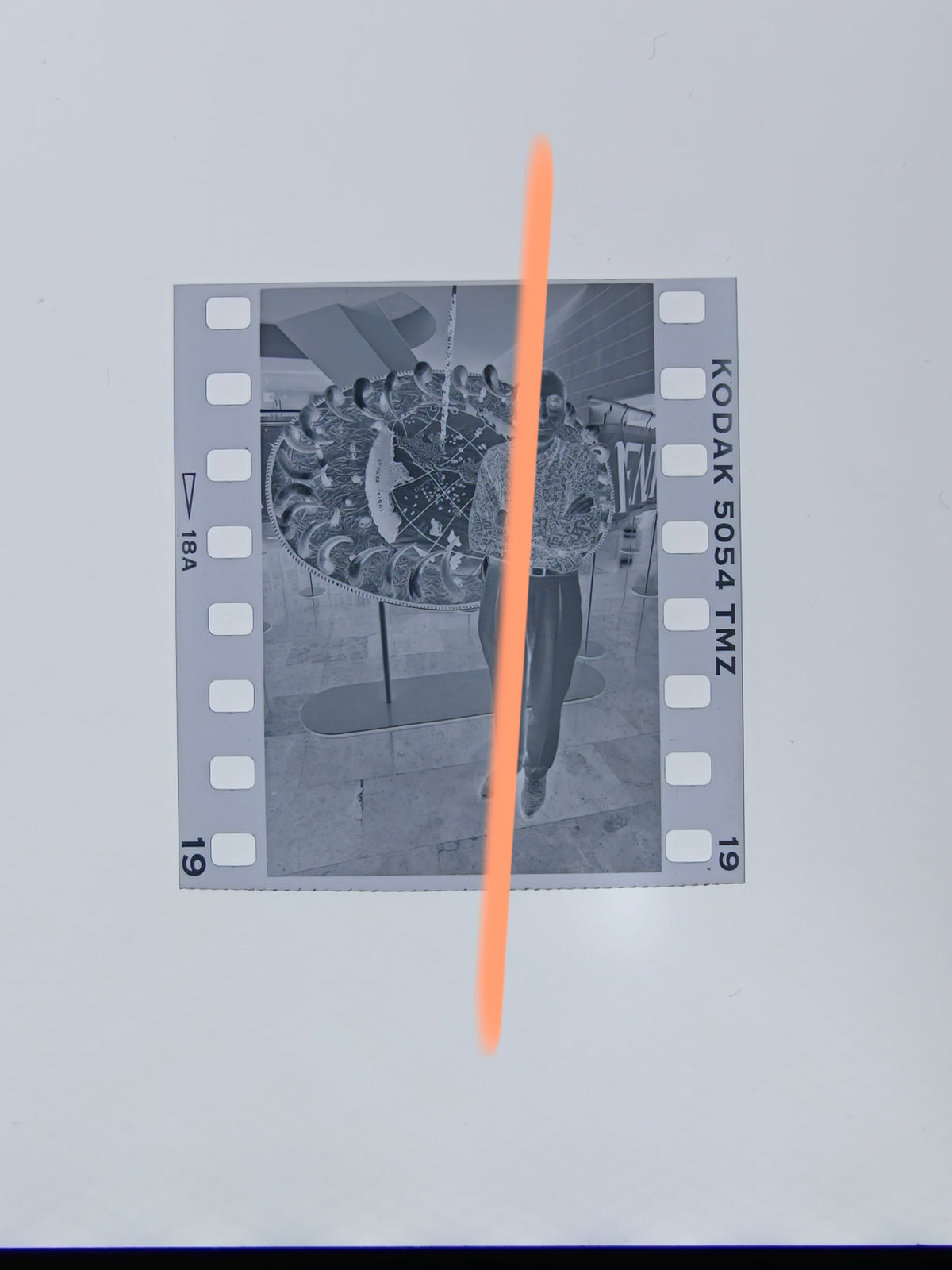 Original-Fotonegativ Antoni Miralda, Ganzkörper, neben IVAM Valencia Installation 1996, 35mm Film, Selten