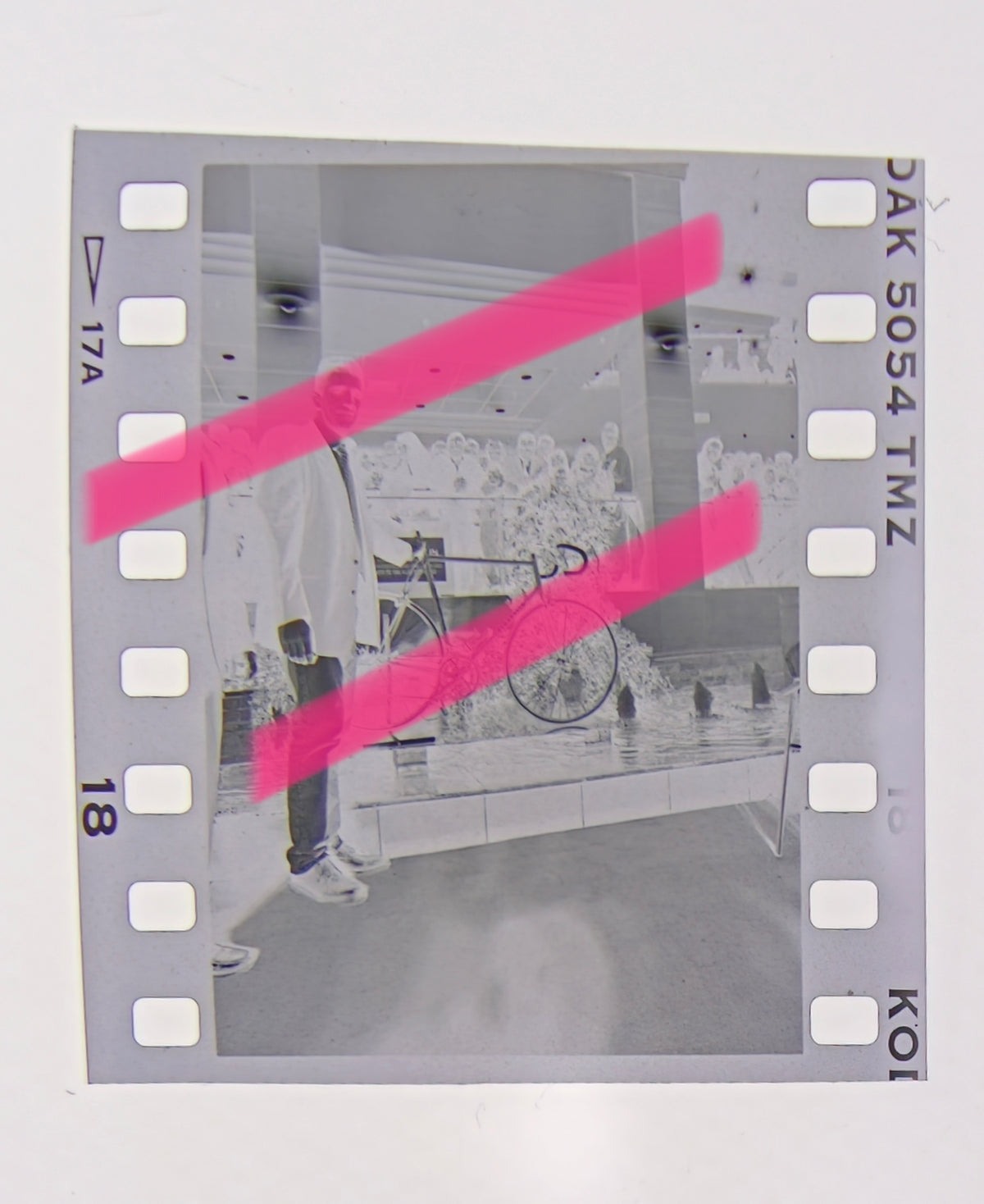 Negativo fotográfico original bicicleta del ciclista Miguel Induráin en subasta benéfica AVASSV Valencia 1996 35mm film Rare