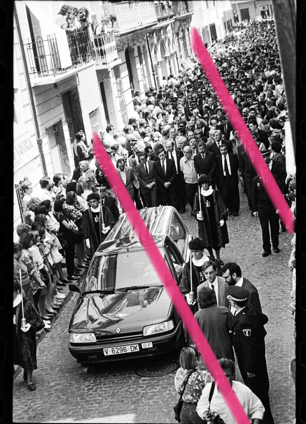 Negativo fotográfico original entierro del escritor y ensayista Joan Fuster cortejo fúnebre multitudinario Sueca Valencia 1992 35mm film Rare