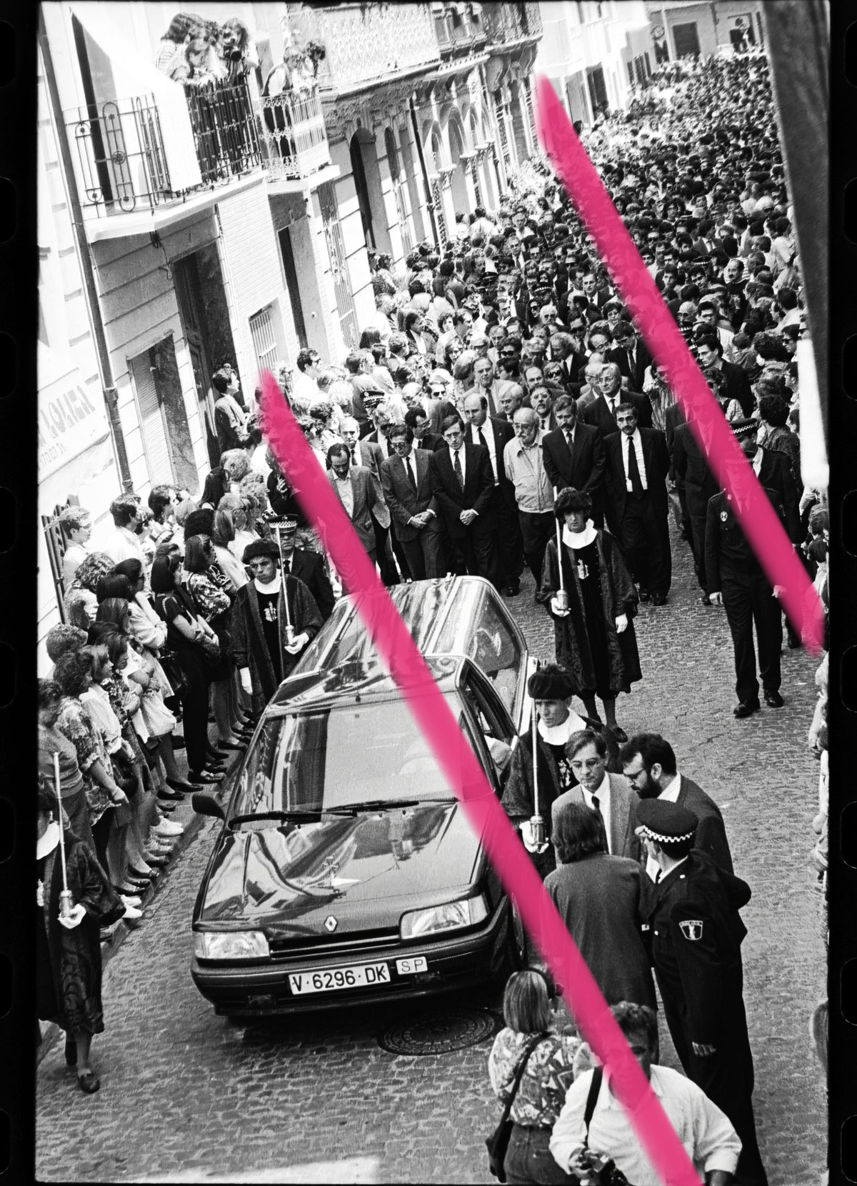 Negativo fotográfico original entierro del escritor y ensayista Joan Fuster cortejo fúnebre multitudinario Sueca Valencia 1992 35mm film Rare