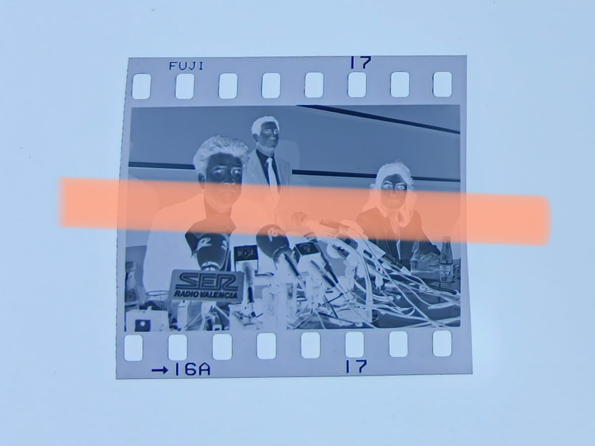 Originalfotonegativ David Lynch, Filmregisseur, auf einer Pressekonferenz mit Clementina Ródenas, Valencia 1992, 35mm-Film, selten
