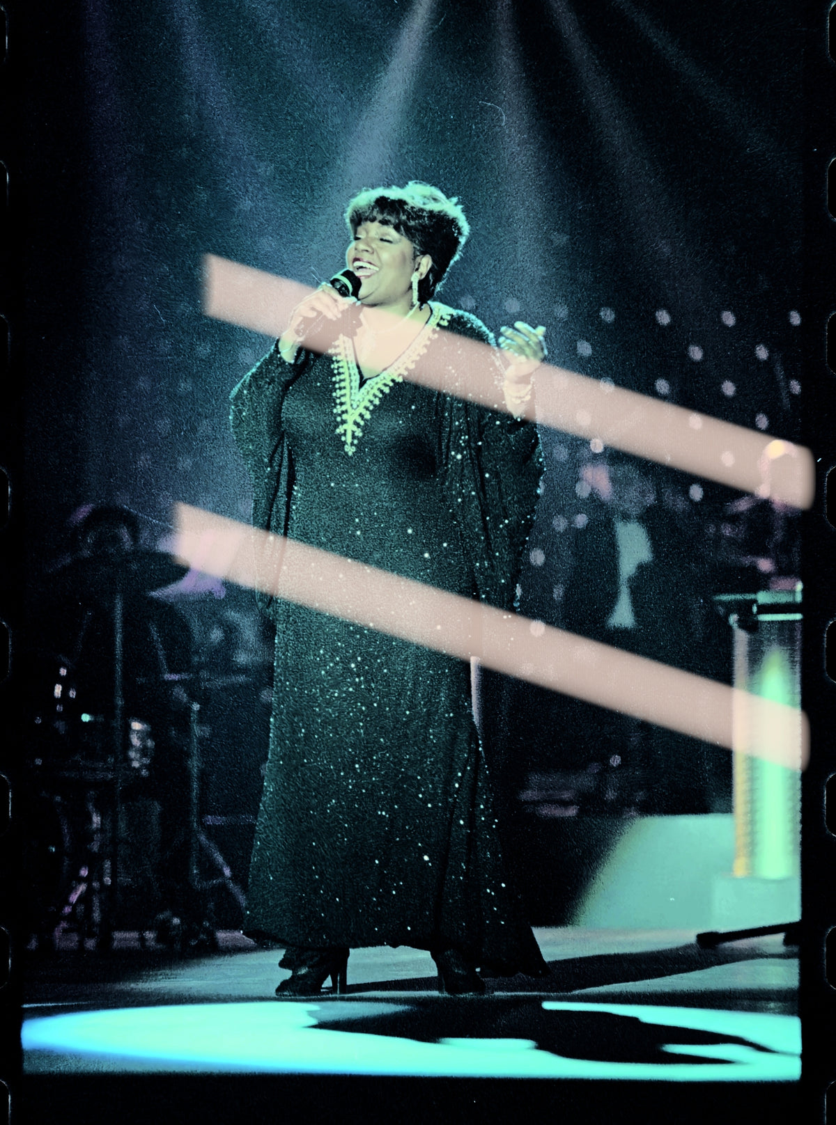 Original-Fotonegativ der Sängerin Gloria Gaynor bei einem Live-Auftritt, Nova Awards Valencia 1999, 35-mm-Film, selten