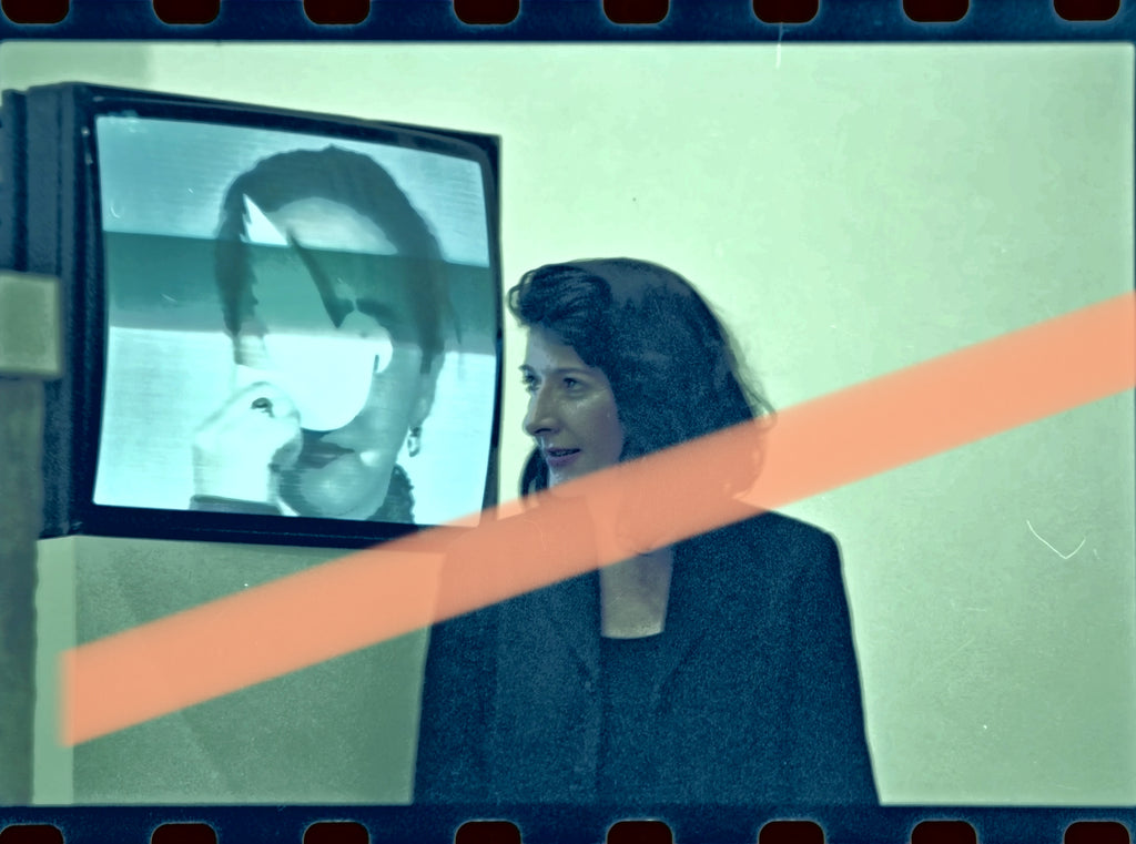Negativo fotográfico original Marina Abramović frente a imagen en pantalla Valencia 1998 35mm film Rare
