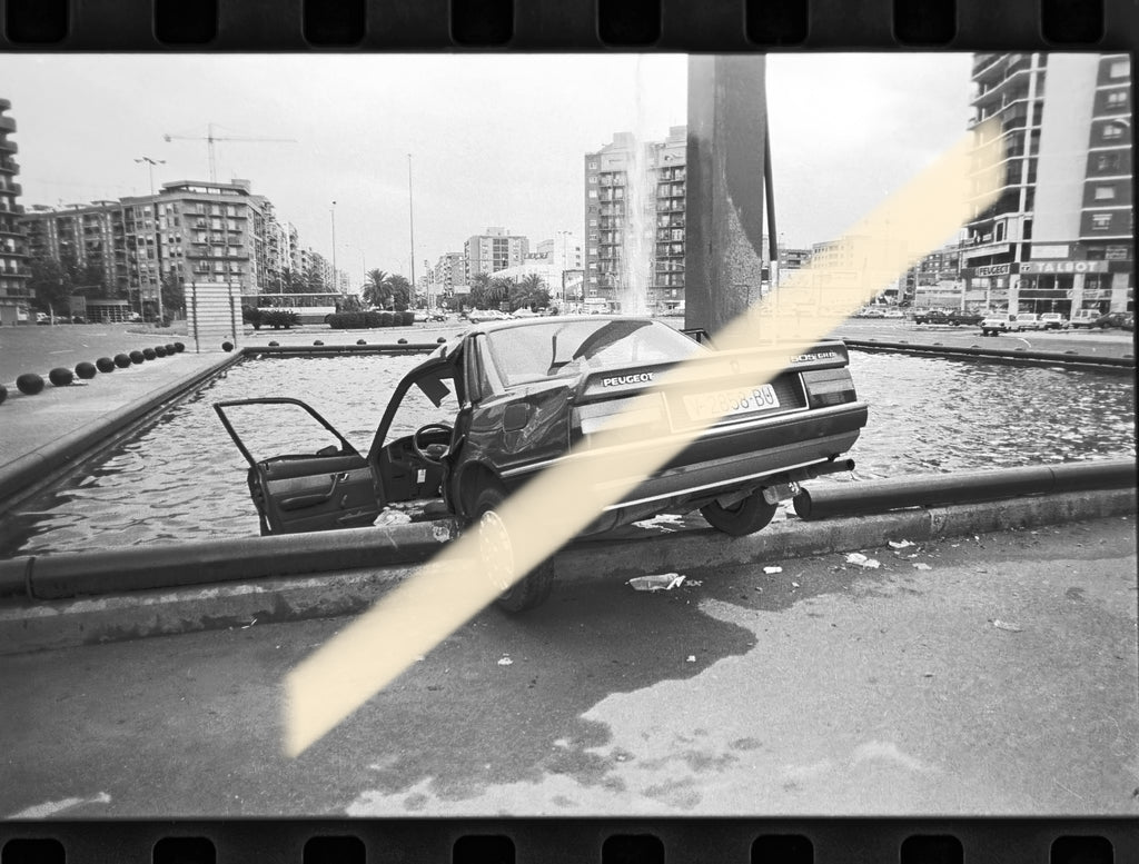 Negativo fotográfico original Peugeot 505 atravesado sobre alberca tras accidente Valencia finales años 80 35mm film Rare