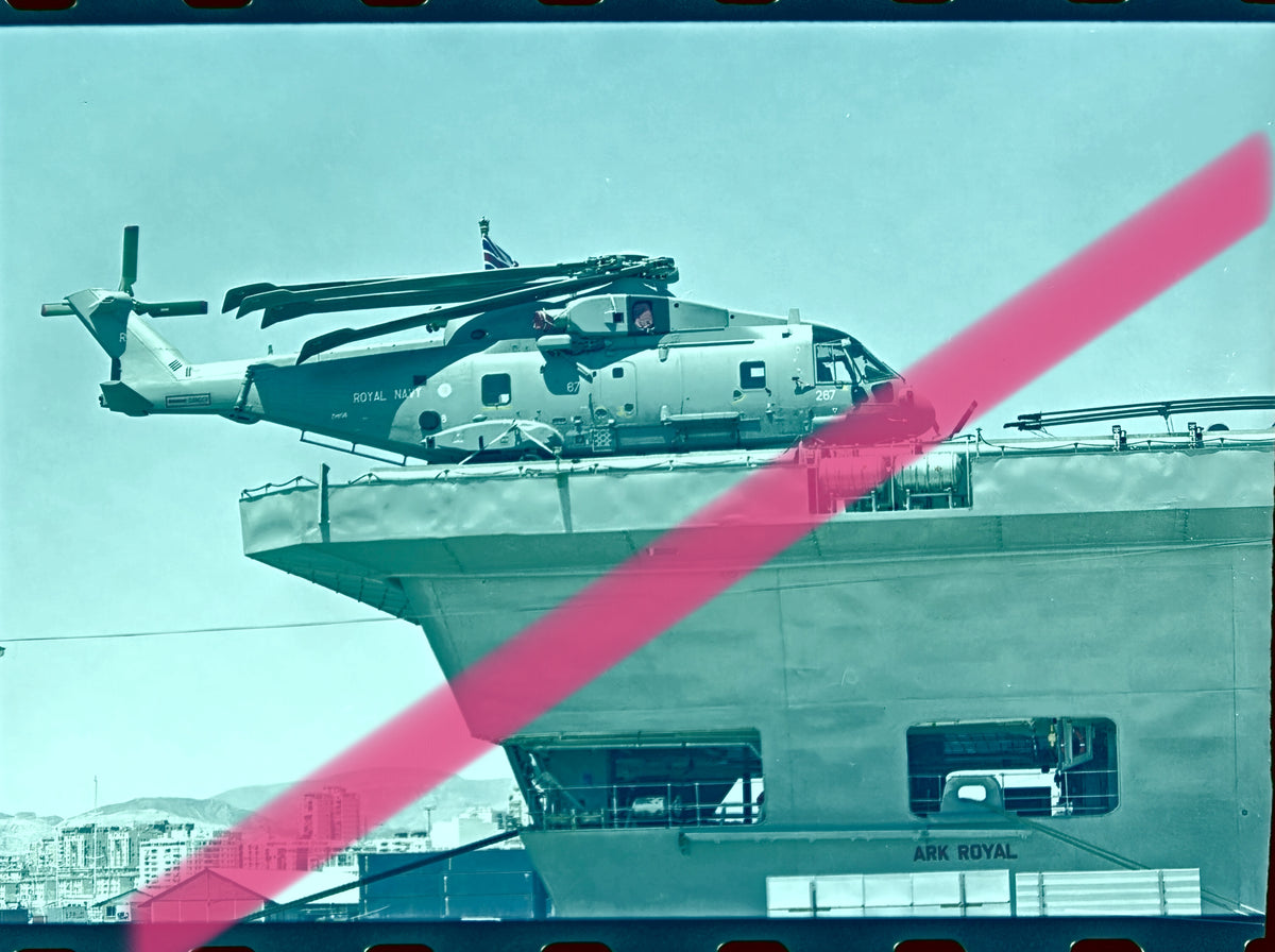 Original-Foto-Negativ Hubschrauber 267 Royal Navy auf britischem Flugzeugträger HMS Ark Royal Alicante 2002 35mm Film Selten