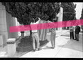 Negativo fotográfico original jóvenes desplegando una bandera durante el entierro del escritor y ensayista Joan Fuster cementerio de Sueca 1992 35mm film Rare