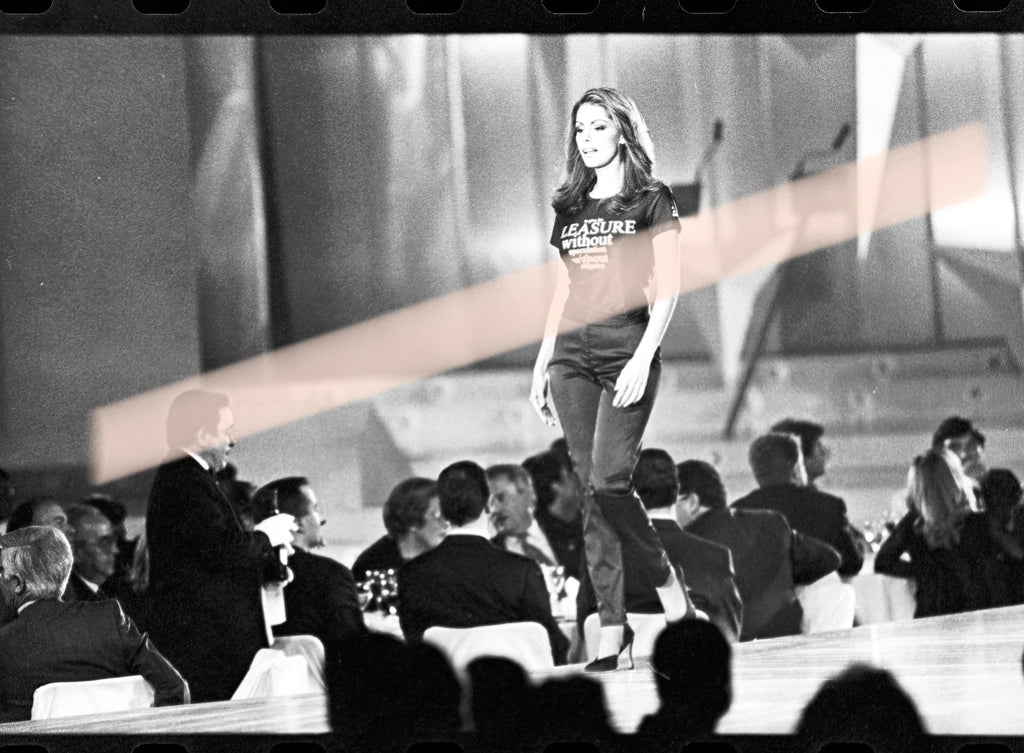 Originales Fotonegativ des Models Jacqueline de la Vega bei einem Auftritt mit „PLEASURE“-T-Shirt, Nova Awards Valencia 1997, 35-mm-Film, selten.