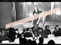Originales Fotonegativ des Models Jacqueline de la Vega bei einem Auftritt mit „PLEASURE“-T-Shirt, Nova Awards Valencia 1997, 35-mm-Film, selten.