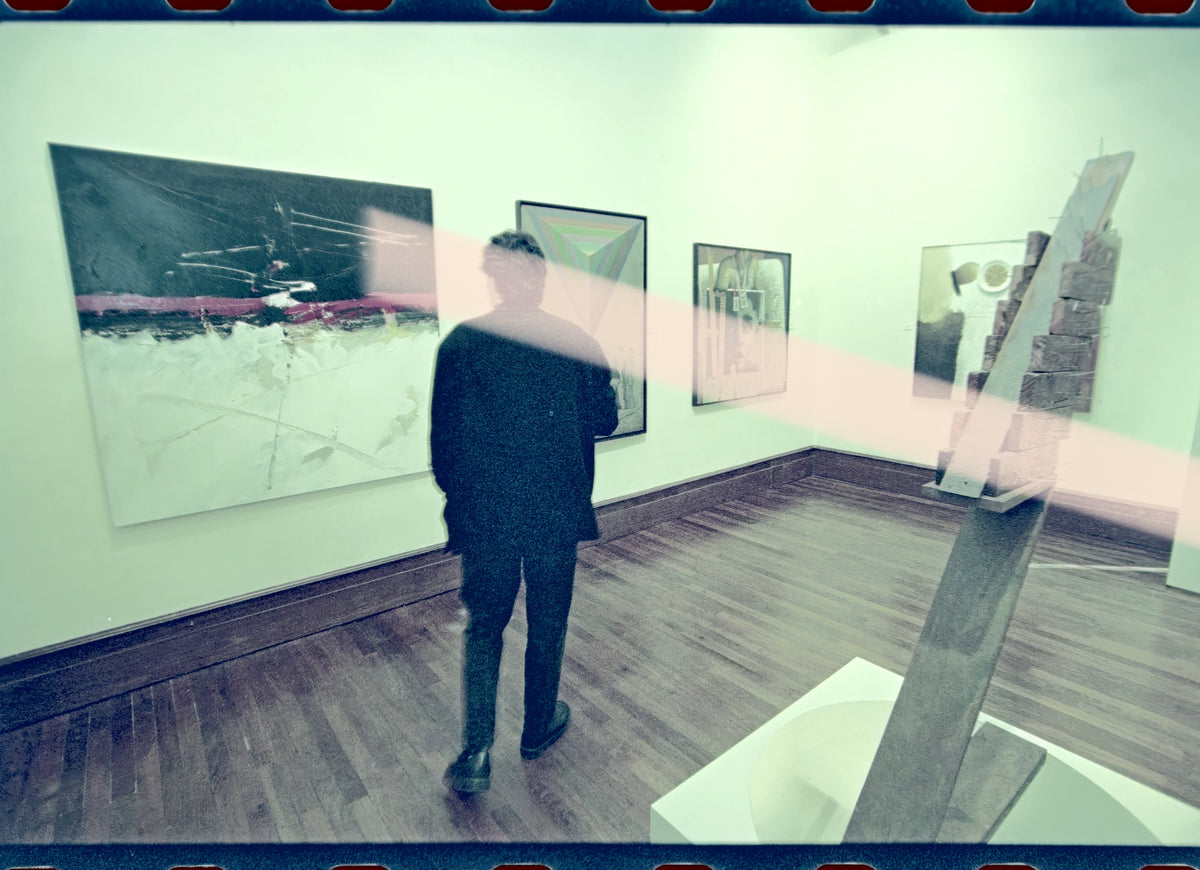 Negativo fotográfico original visitante entre pintura y escultura exposición Hiroshima Bellas Artes Valencia 1998 35mm film Rare