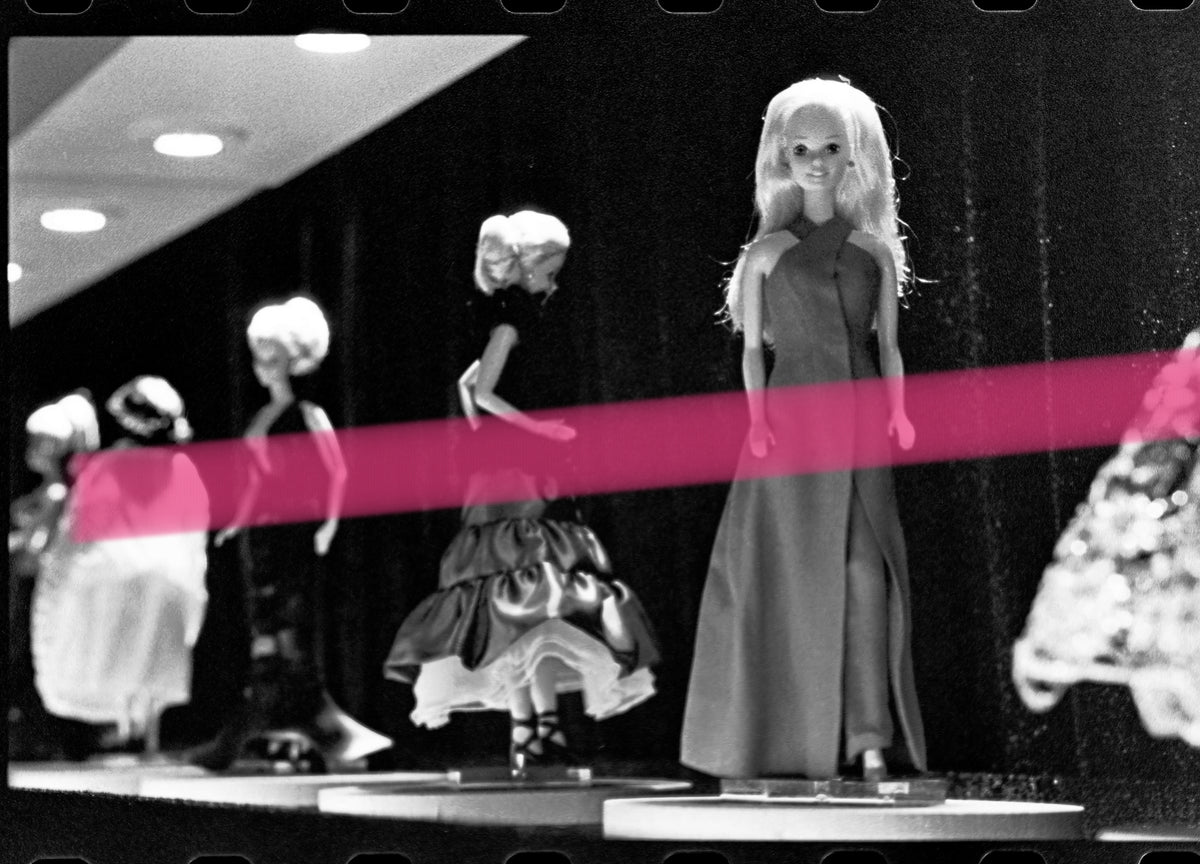 Negativo fotográfico original muñeca Barbie con vestido largo exposición «Barbie, creación y diseño» Valencia 1995 35mm film Rare