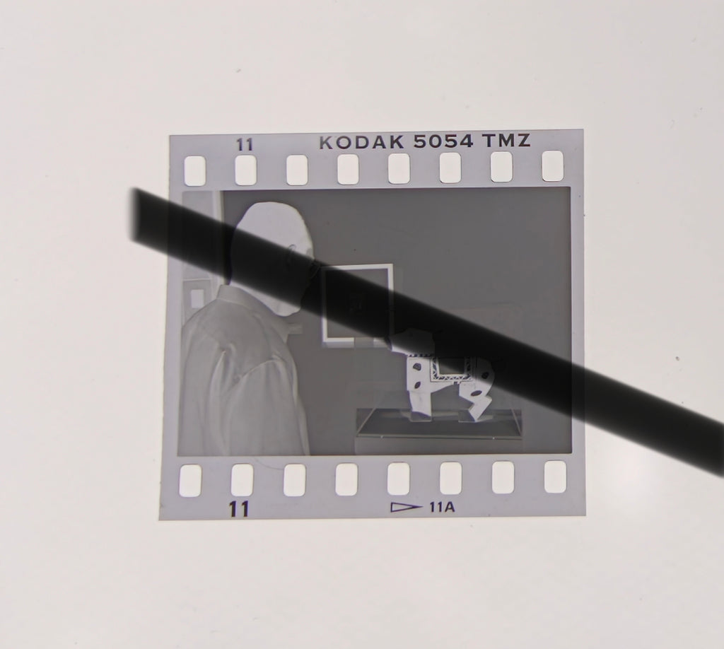 Negativo fotográfico original figura animal de madera de Joaquín Torres-García contemplada en vitrina IVAM Valencia 1997 35mm film Rare